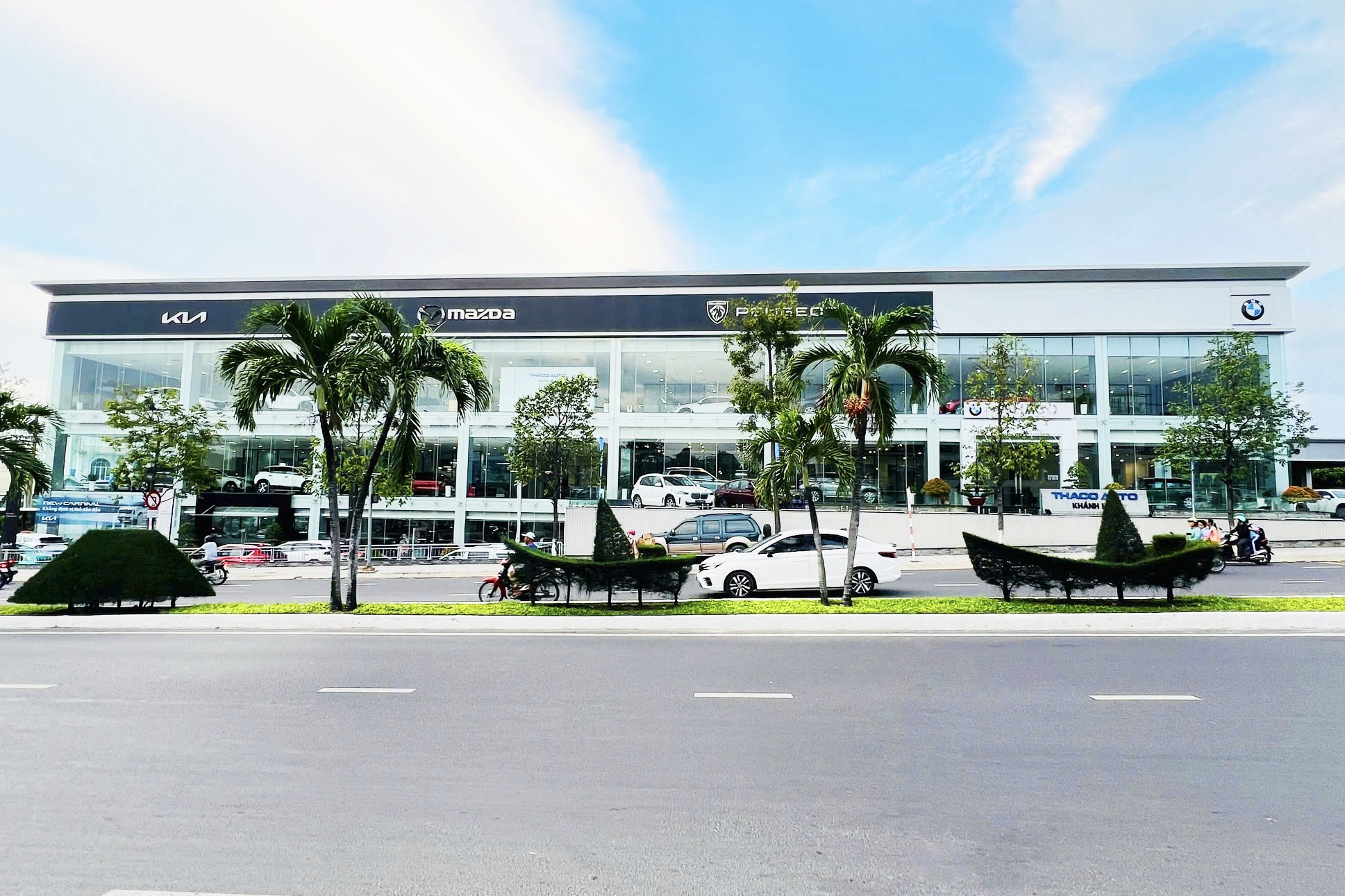 Showroom KIA - Mazda - Peugeot - BMW Nha Trang