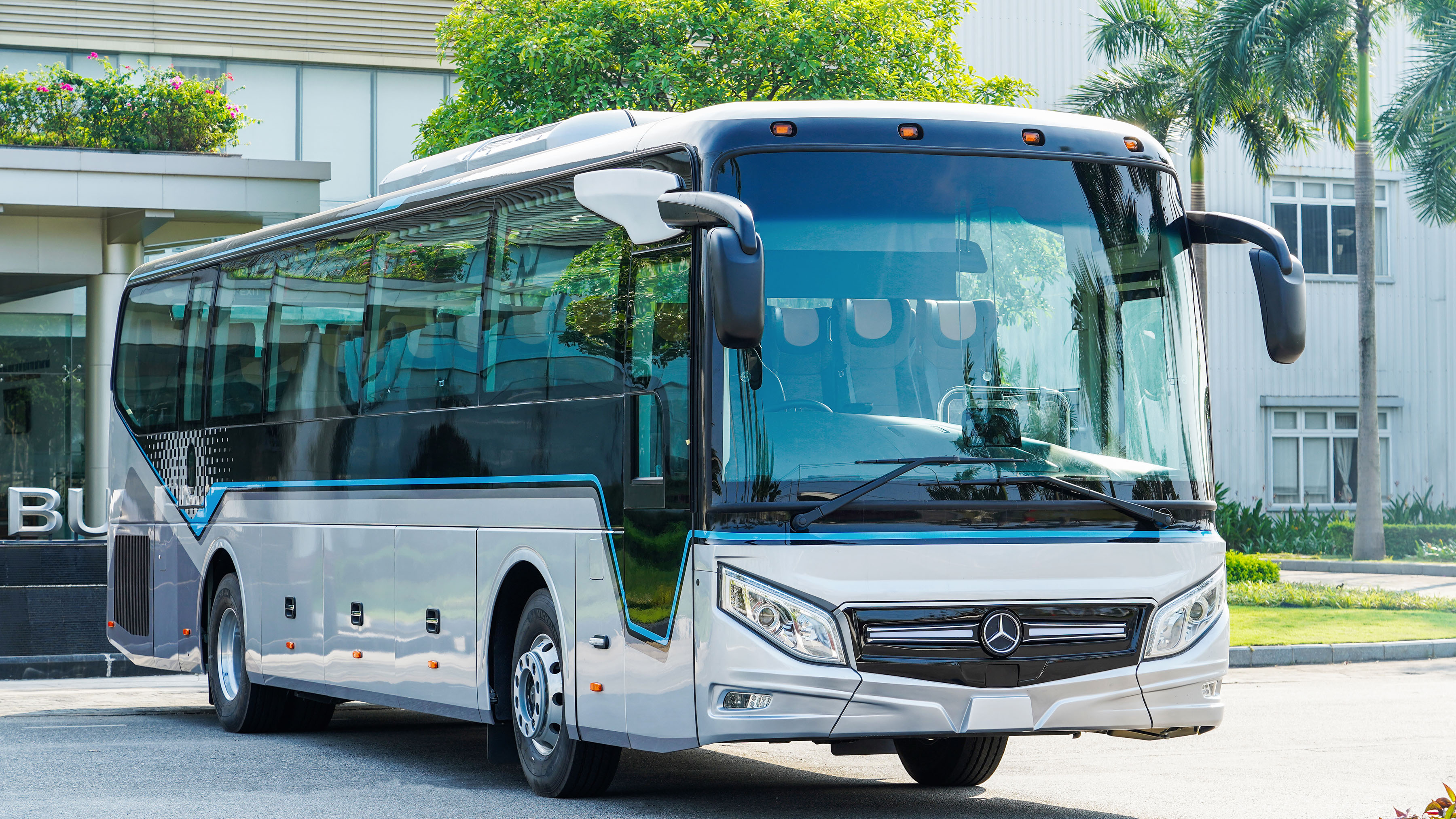 hinh-1-xe-bus-cao-cap-mercedes-benz-rs-1936-duoc-thiet-ke-va-san-xuat-tai-nha-may-thaco-bus.jpg