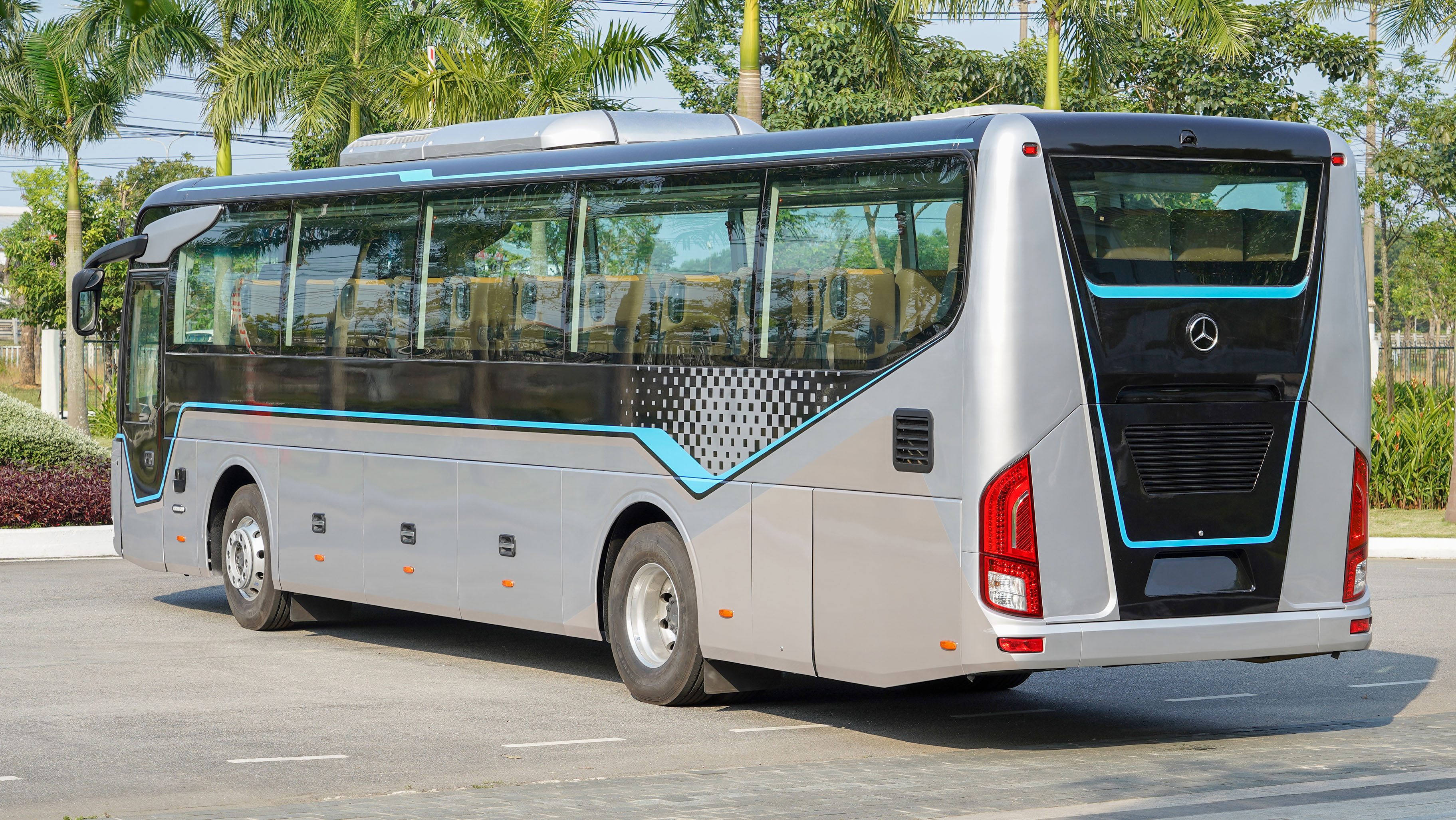 hinh-5-xe-bus-cao-cap-mercedes-benz-xuat-khau-sang-thai-lan.jpg