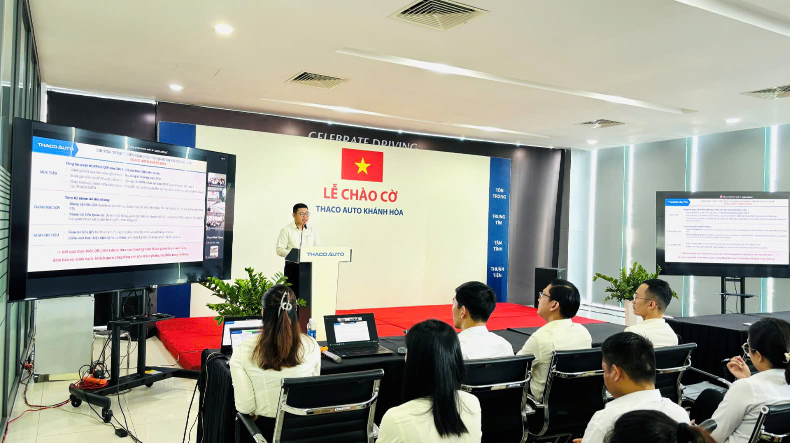 LỄ CHÀO CỜ THÁNG 10: CBNV THACO AUTO KHÁNH HOÀ ĐẨY MẠNH PHỤC VỤ KHÁCH HÀNG DỊP CUỐI NĂM